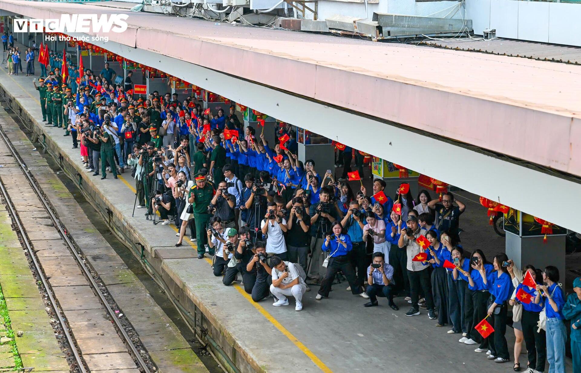 Người dân chào đón đoàn quân luyện tập diễu binh mừng Quốc khánh 80 năm - Ảnh 2.