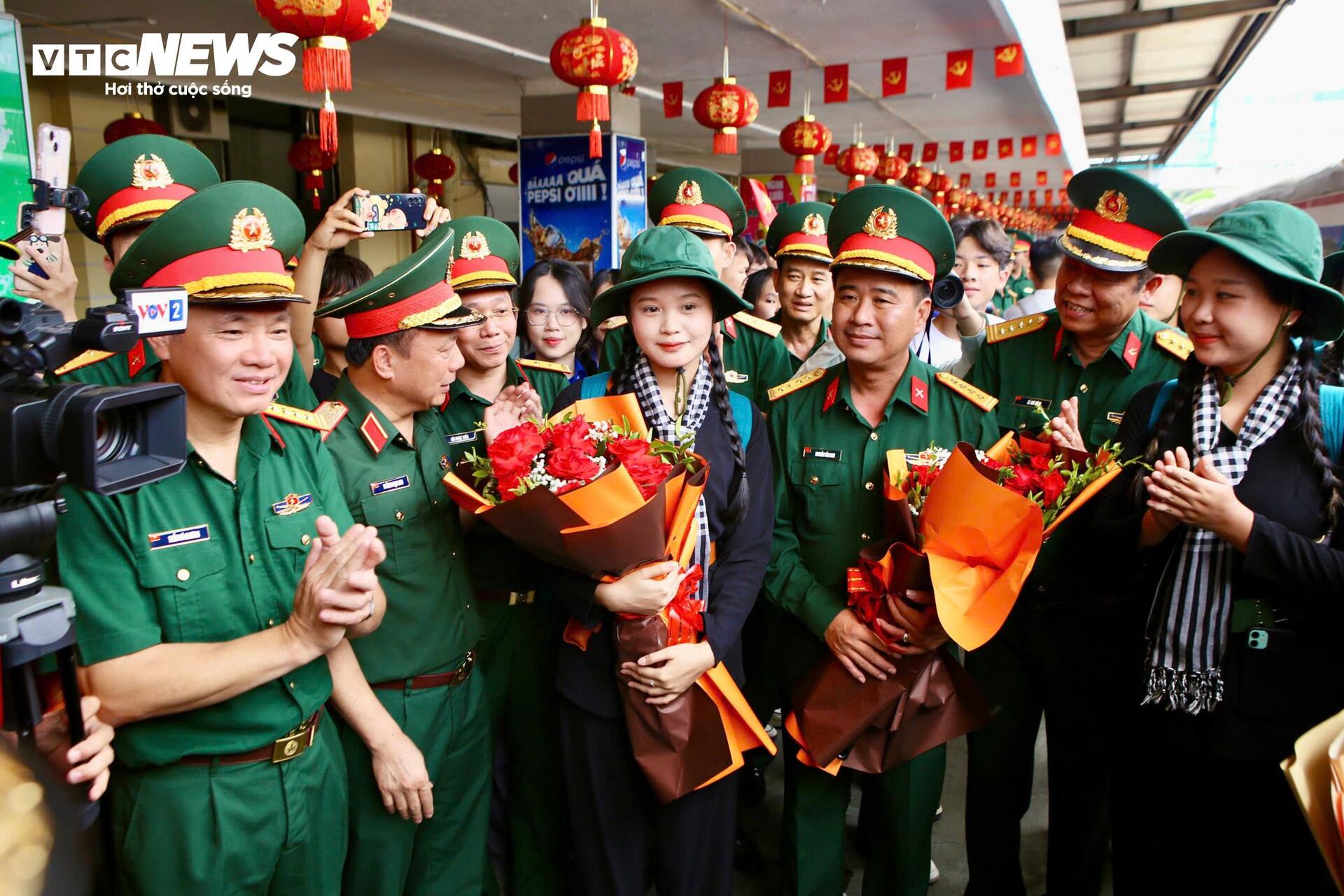 Người dân chào đón đoàn quân luyện tập diễu binh mừng Quốc khánh 80 năm - Ảnh 6.