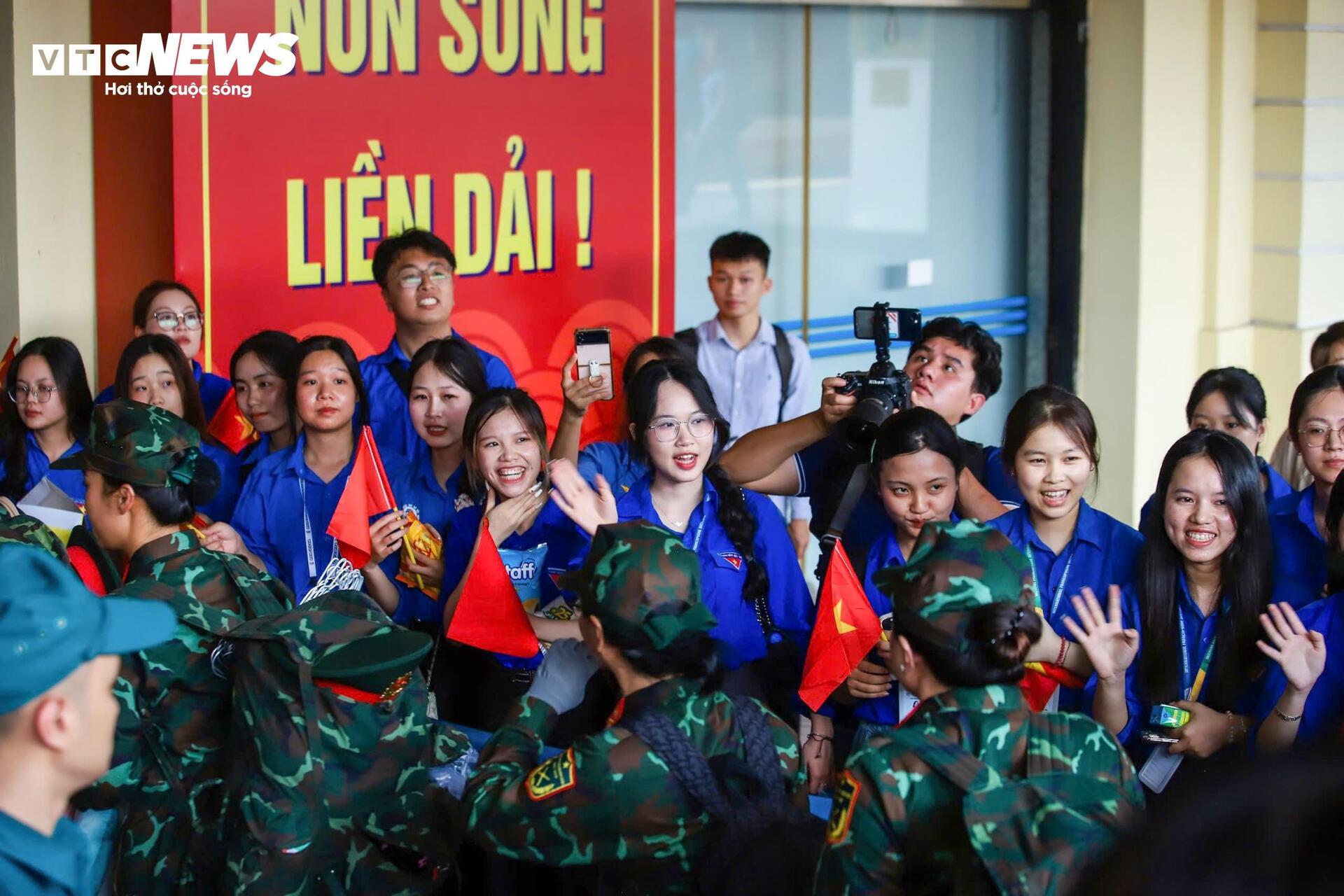 Người dân chào đón đoàn quân luyện tập diễu binh mừng Quốc khánh 80 năm - Ảnh 3.