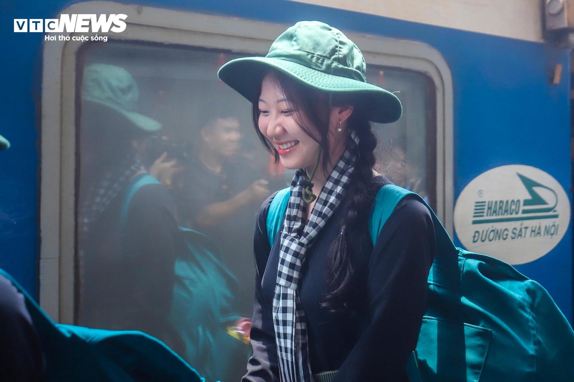 Người dân chào đón đoàn quân luyện tập diễu binh mừng Quốc khánh 80 năm - Ảnh 8.