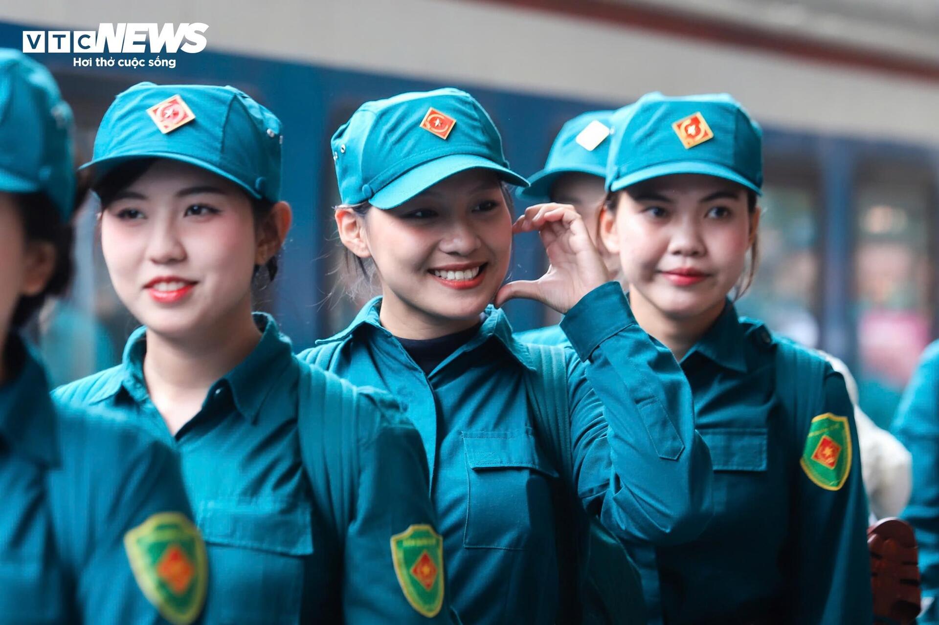 Người dân chào đón đoàn quân luyện tập diễu binh mừng Quốc khánh 80 năm - Ảnh 5.