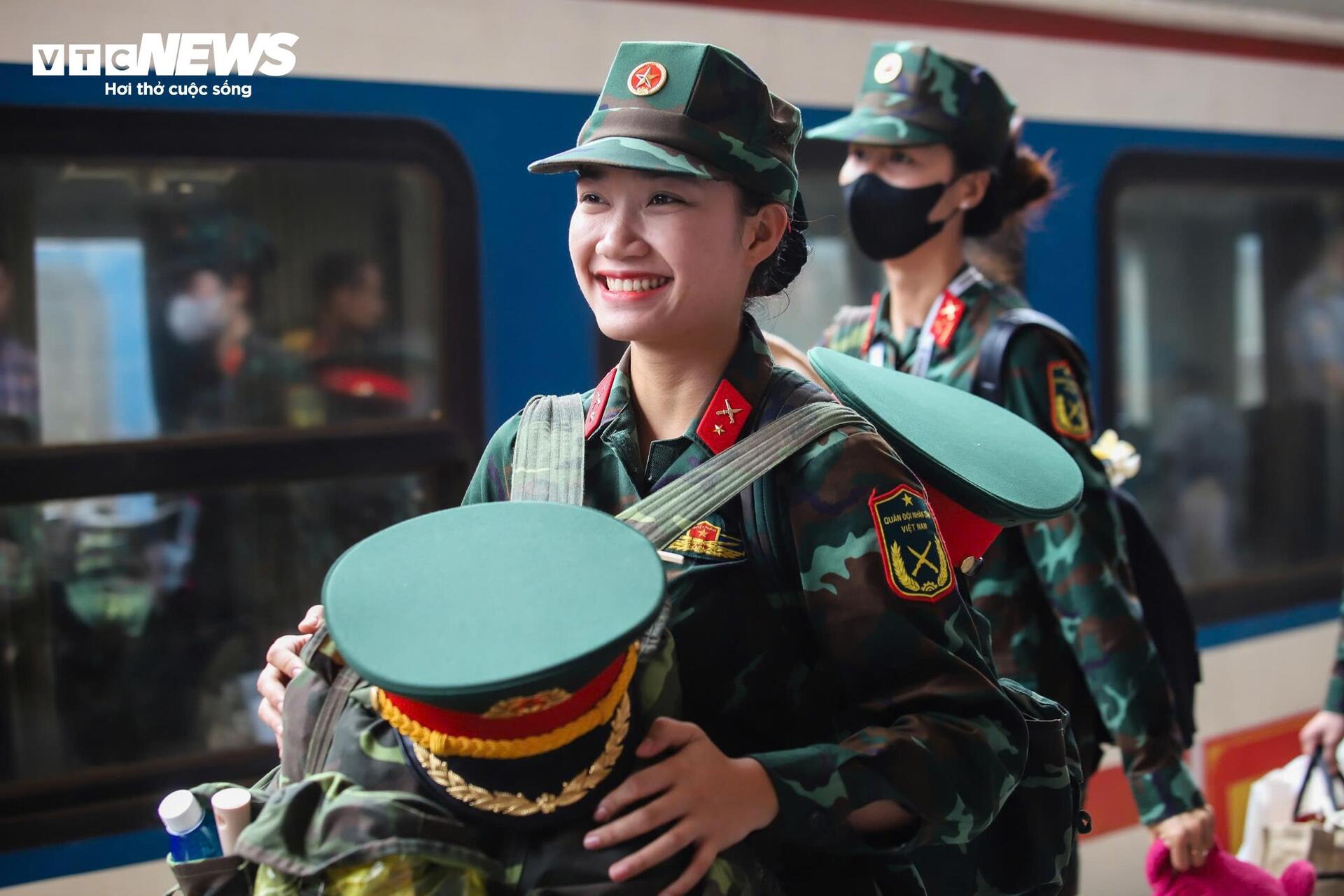 Người dân chào đón đoàn quân luyện tập diễu binh mừng Quốc khánh 80 năm - Ảnh 9.