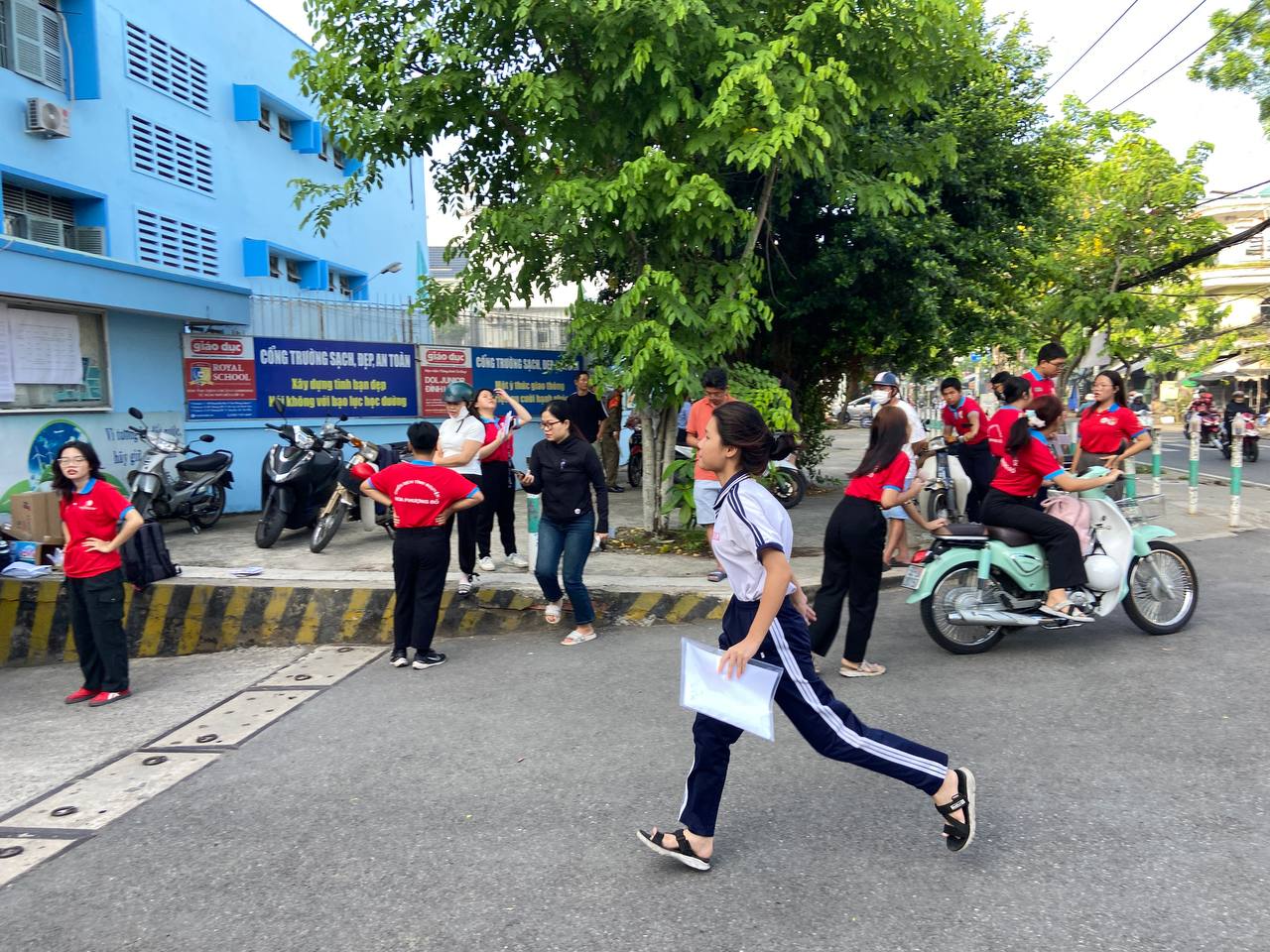 Kết thúc thi vào lớp 10 TP.HCM buổi đầu tiên: Đề Văn bàn về sự trưởng thành, thí sinh "vui điên lên" khen đề dễ!- Ảnh 22.