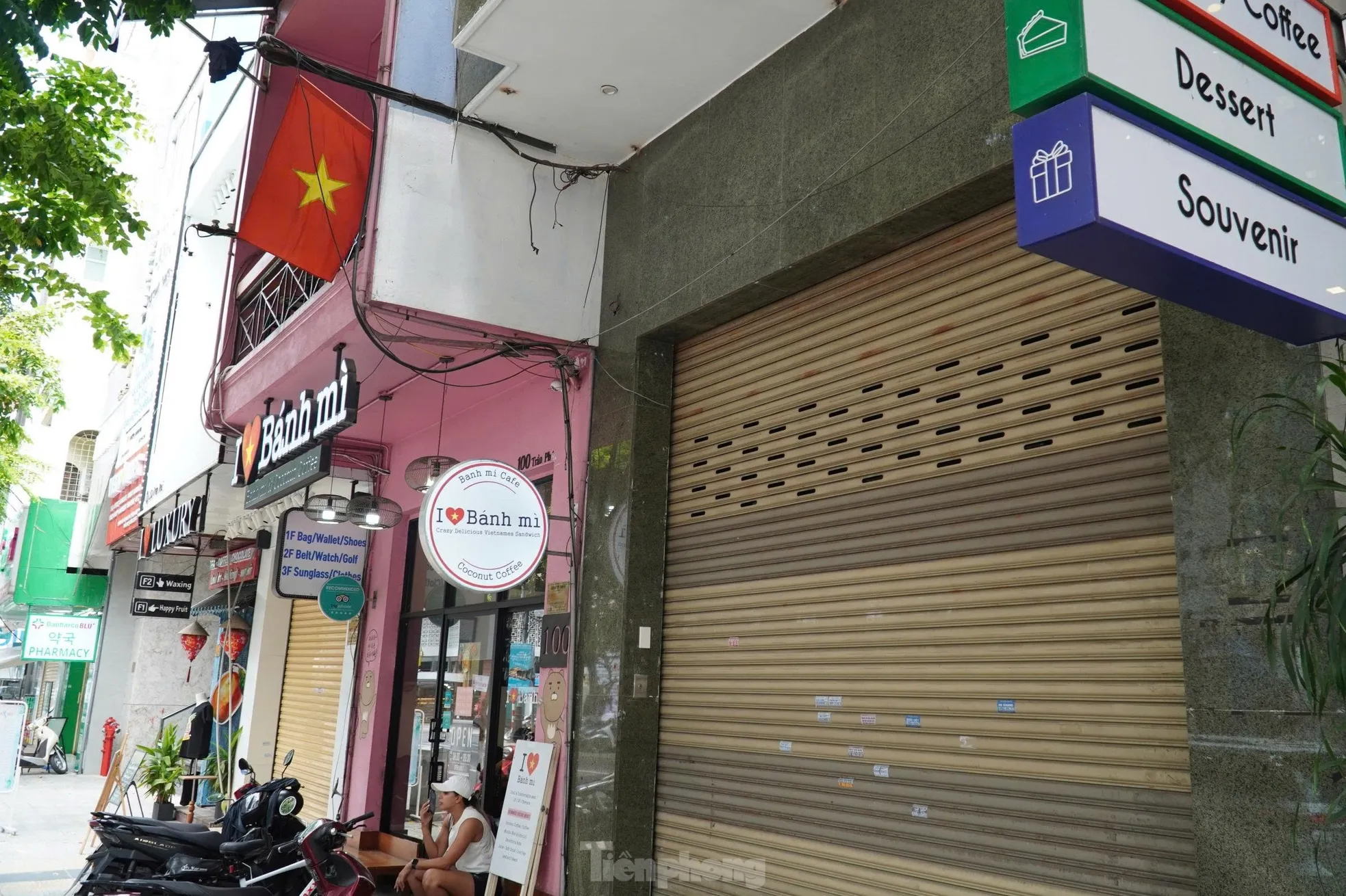 Cảnh tượng phố kinh doanh đóng cửa hàng loạt khắp các tỉnh thành- Ảnh 11. Cảnh tượng phố kinh doanh đóng cửa hàng loạt khắp các tỉnh thành- Ảnh 11.