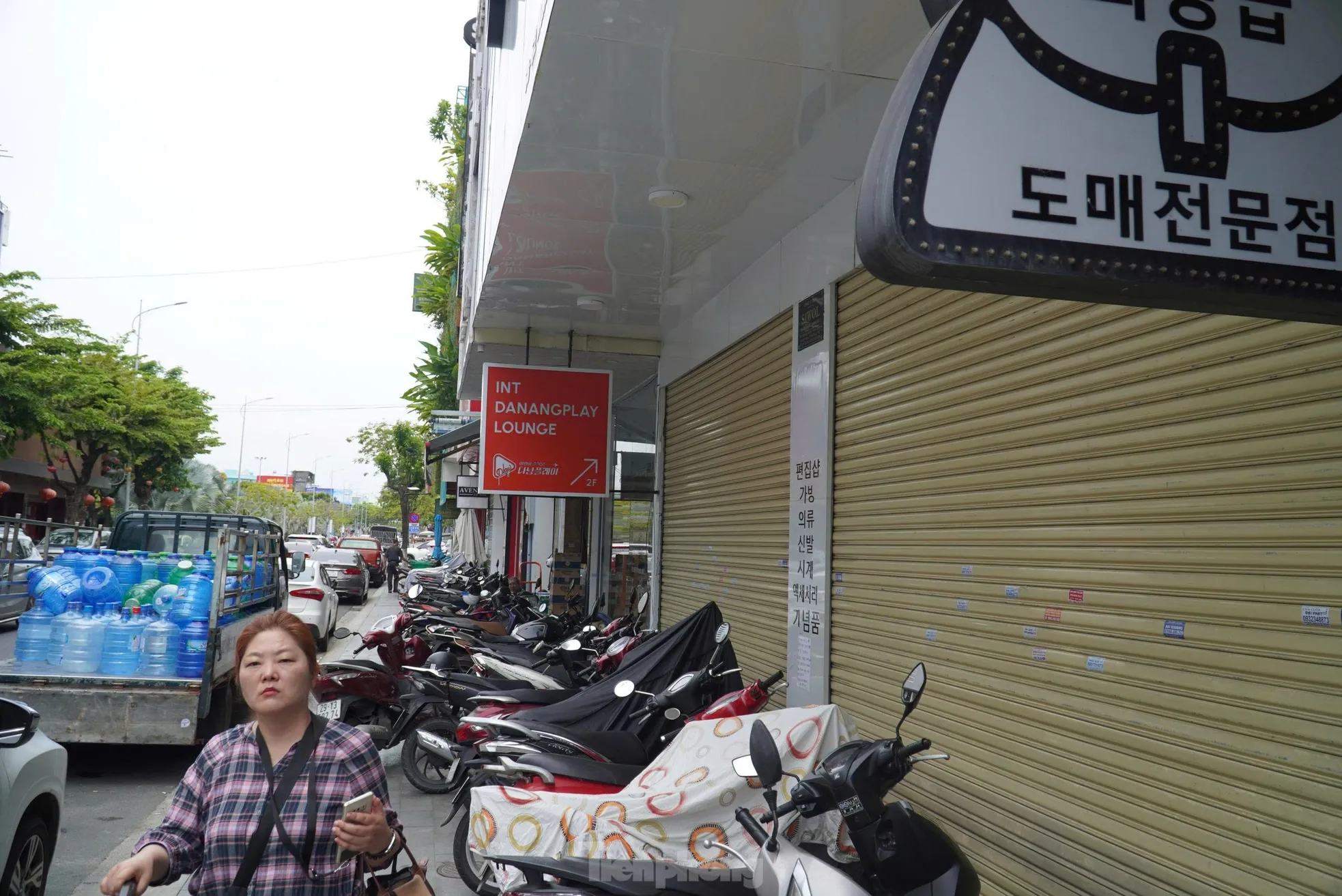 Cảnh tượng phố kinh doanh đóng cửa hàng loạt khắp các tỉnh thành- Ảnh 9. Cảnh tượng phố kinh doanh đóng cửa hàng loạt khắp các tỉnh thành- Ảnh 9.