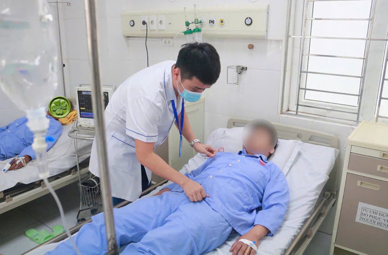 Nam thanh ni&ecirc;n nguy kịch sau khi ăn ve sầu- Ảnh 2.