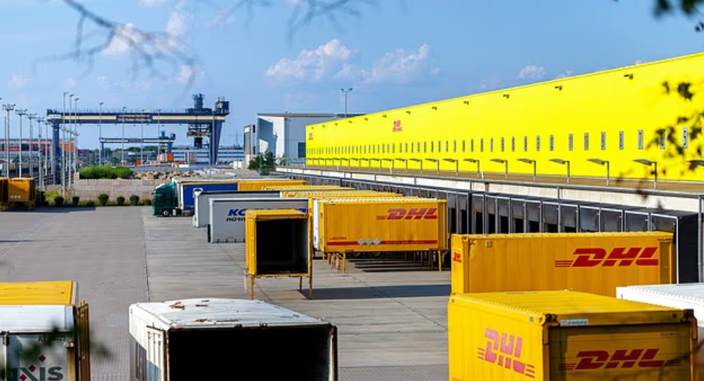 Phát hiện bột lạ trên gói hàng tại trung tâm DHL ở Đức, ít nhất 12 người bị thương - Ảnh 1.