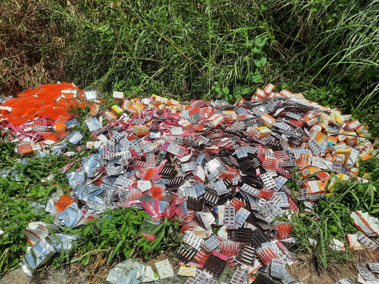 Kinh h&atilde;i "n&uacute;i" thuốc, thực phẩm chức năng bị vứt bỏ- Ảnh 1.