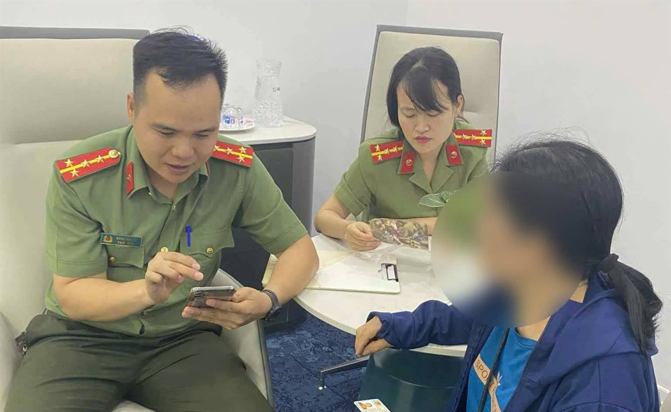 Cụ b&agrave; mang 763 triệu tiền tiết kiệm đến trụ sở MBBank để chuyển khoản cho con rể mua nh&agrave;: Giao dịch vi&ecirc;n dừng thủ tục, lập tức b&aacute;o c&ocirc;ng an- Ảnh 1.