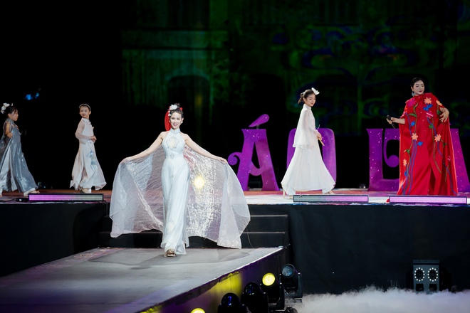 Hoa hậu Phan Thị Mơ đắt show sự kiện, tiết lộ chuyện xây nhà tiền tỷ tặng ba mẹ- Ảnh 2.