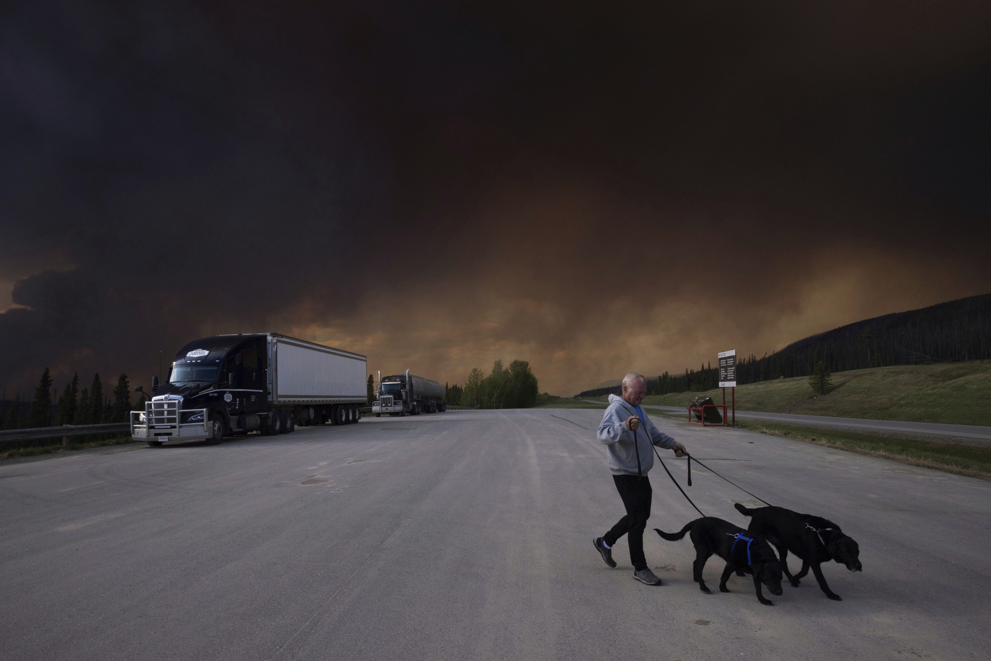 Kh&oacute;i ch&aacute;y rừng ở Canada lan sang ch&acirc;u &Acirc;u - Ảnh 1.