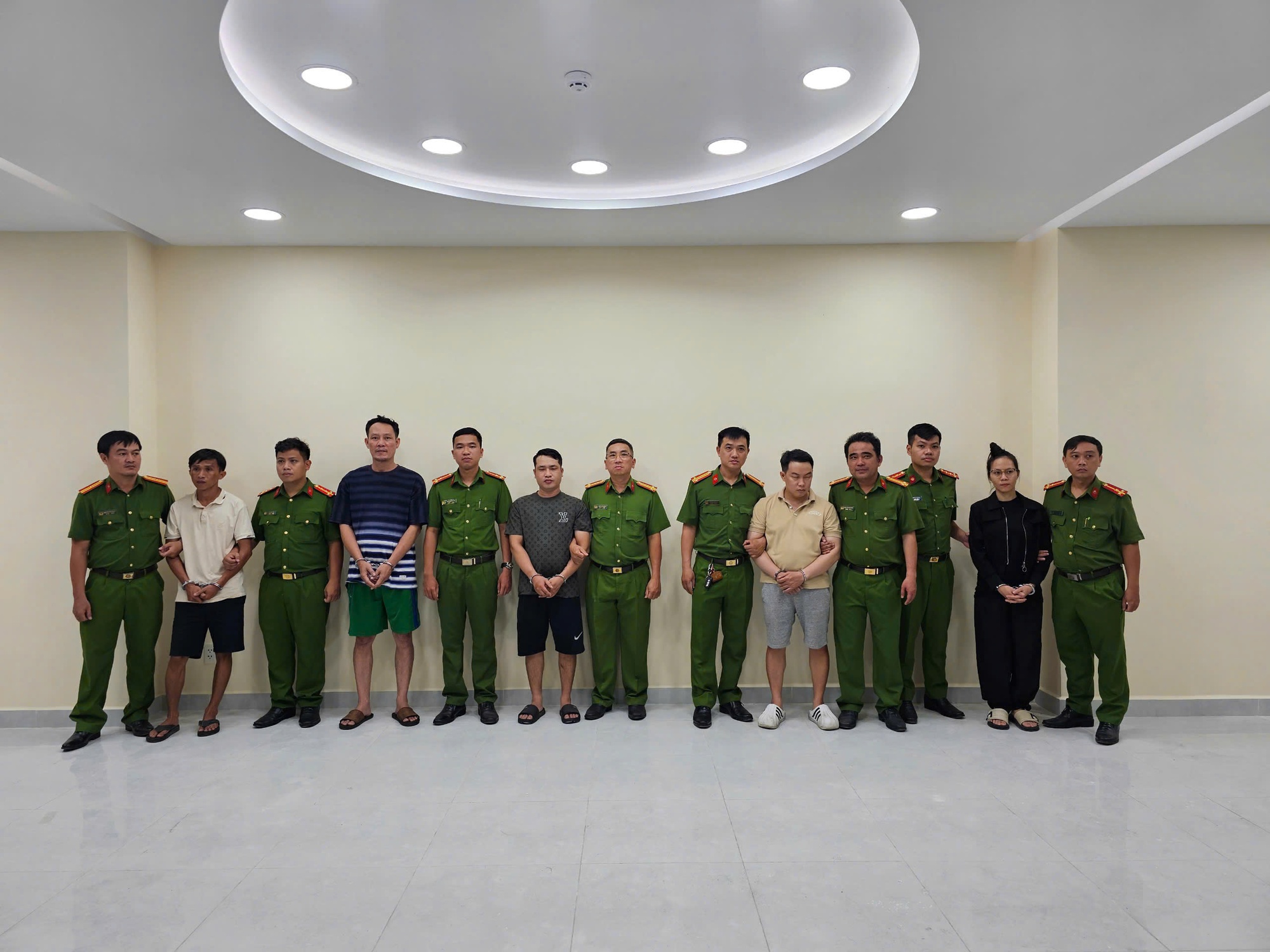 Công an TP HCM đồng loạt khám xét 2 địa điểm, bắt 5 người - Ảnh 1.