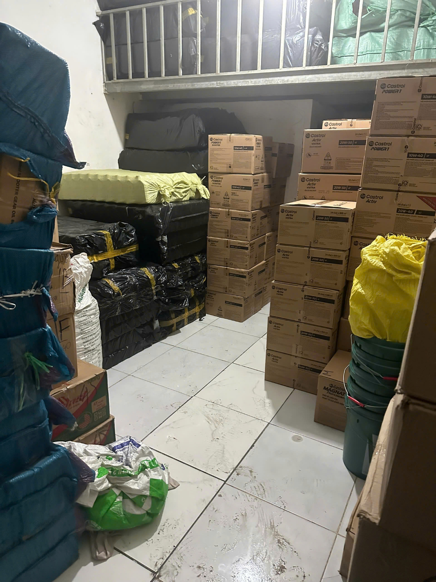 Công an TP HCM đồng loạt khám xét 2 địa điểm, bắt 5 người - Ảnh 3.