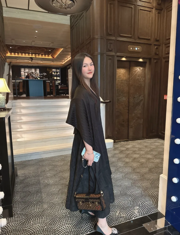 Các đại gia Cbiz: Mỹ nhân phản bội Châu Tinh Trì dùng thùng rác 200 triệu, Lâm Thanh Hà xứng danh "trùm cuối" - Ảnh 2. Các đại gia Cbiz: Mỹ nhân phản bội Châu Tinh Trì dùng thùng rác 200 triệu, Lâm Thanh Hà xứng danh "trùm cuối" - Ảnh 2.