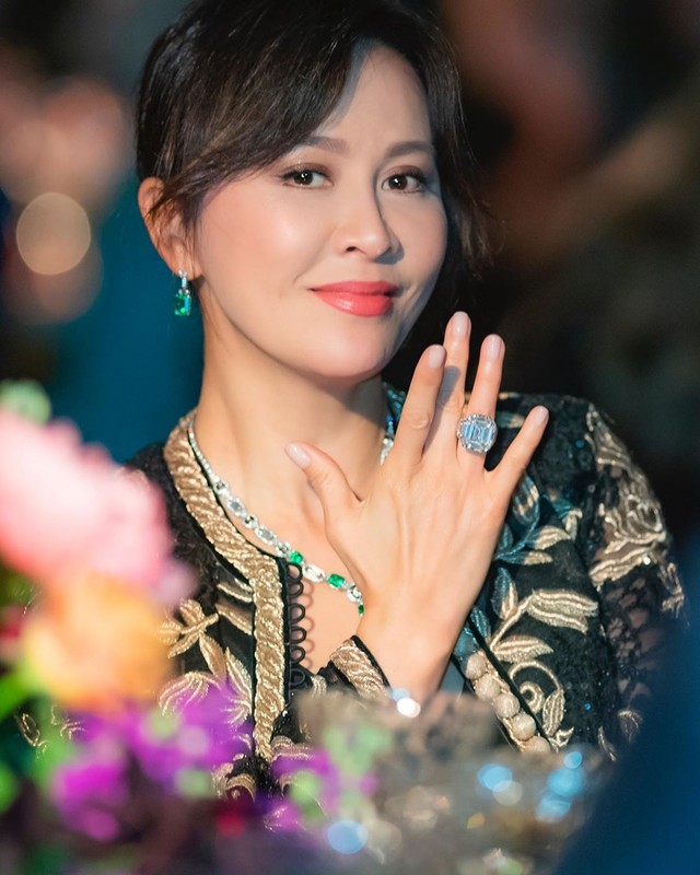 Các đại gia Cbiz: Mỹ nhân phản bội Châu Tinh Trì dùng thùng rác 200 triệu, Lâm Thanh Hà xứng danh "trùm cuối" - Ảnh 5. Các đại gia Cbiz: Mỹ nhân phản bội Châu Tinh Trì dùng thùng rác 200 triệu, Lâm Thanh Hà xứng danh "trùm cuối" - Ảnh 5.