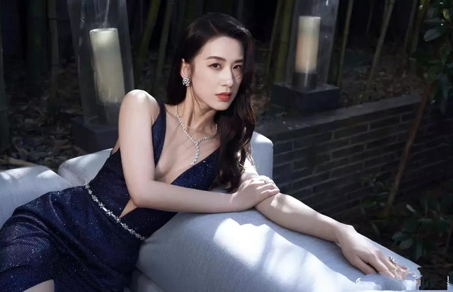 Các đại gia Cbiz: Mỹ nhân phản bội Châu Tinh Trì dùng thùng rác 200 triệu, Lâm Thanh Hà xứng danh "trùm cuối" - Ảnh 7. Các đại gia Cbiz: Mỹ nhân phản bội Châu Tinh Trì dùng thùng rác 200 triệu, Lâm Thanh Hà xứng danh "trùm cuối" - Ảnh 7.