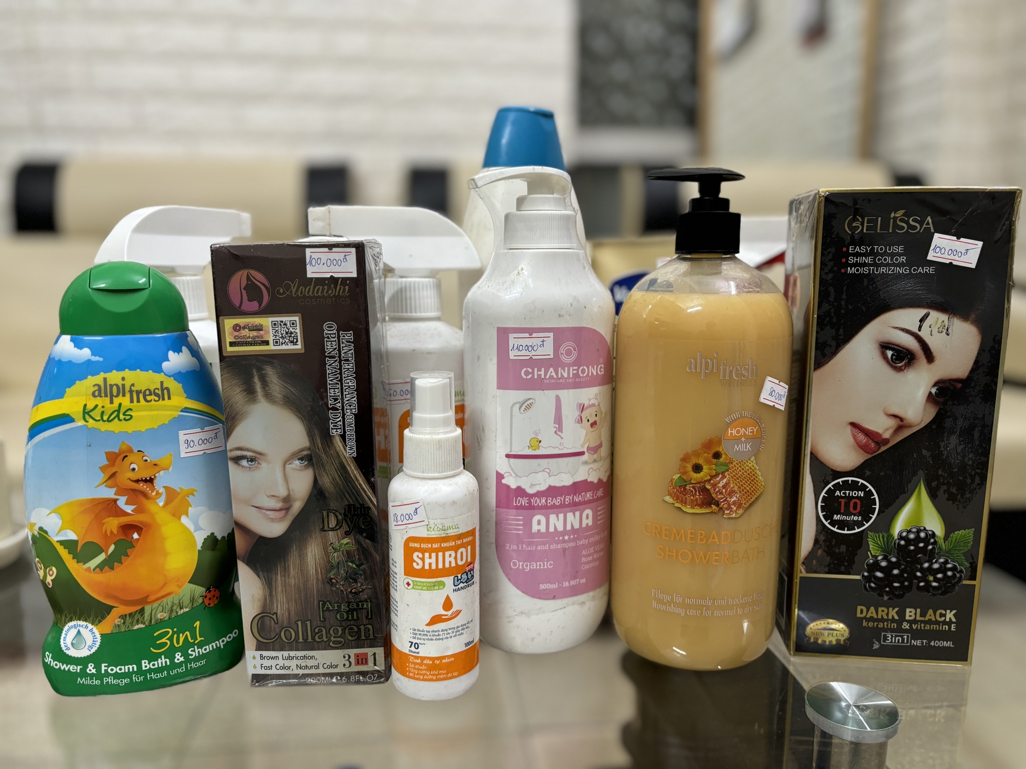 Kiểm tra đột xuất công ty Minh Ngọc Group ở Hải Dương: Phát hiện hơn 900 mỹ phẩm, sữa tắm người lớn, trẻ em, chất tẩy rửa… quá hạn sử dụng- Ảnh 1. Kiểm tra đột xuất công ty Minh Ngọc Group ở Hải Dương: Phát hiện hơn 900 mỹ phẩm, sữa tắm người lớn, trẻ em, chất tẩy rửa… quá hạn sử dụng- Ảnh 1.