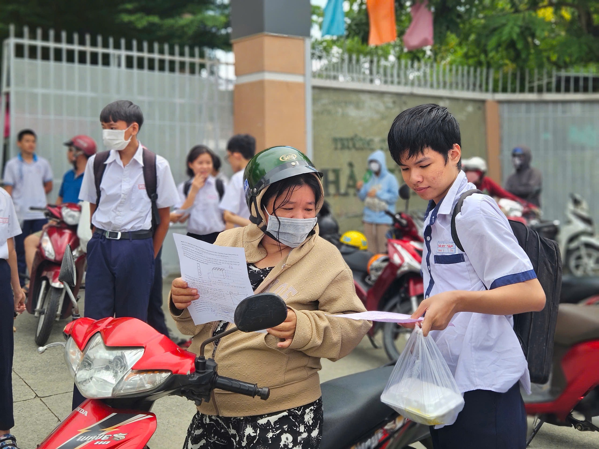 Kết thúc bài tin môn toán, nhiều thí sinh bật khóc - Ảnh 7.