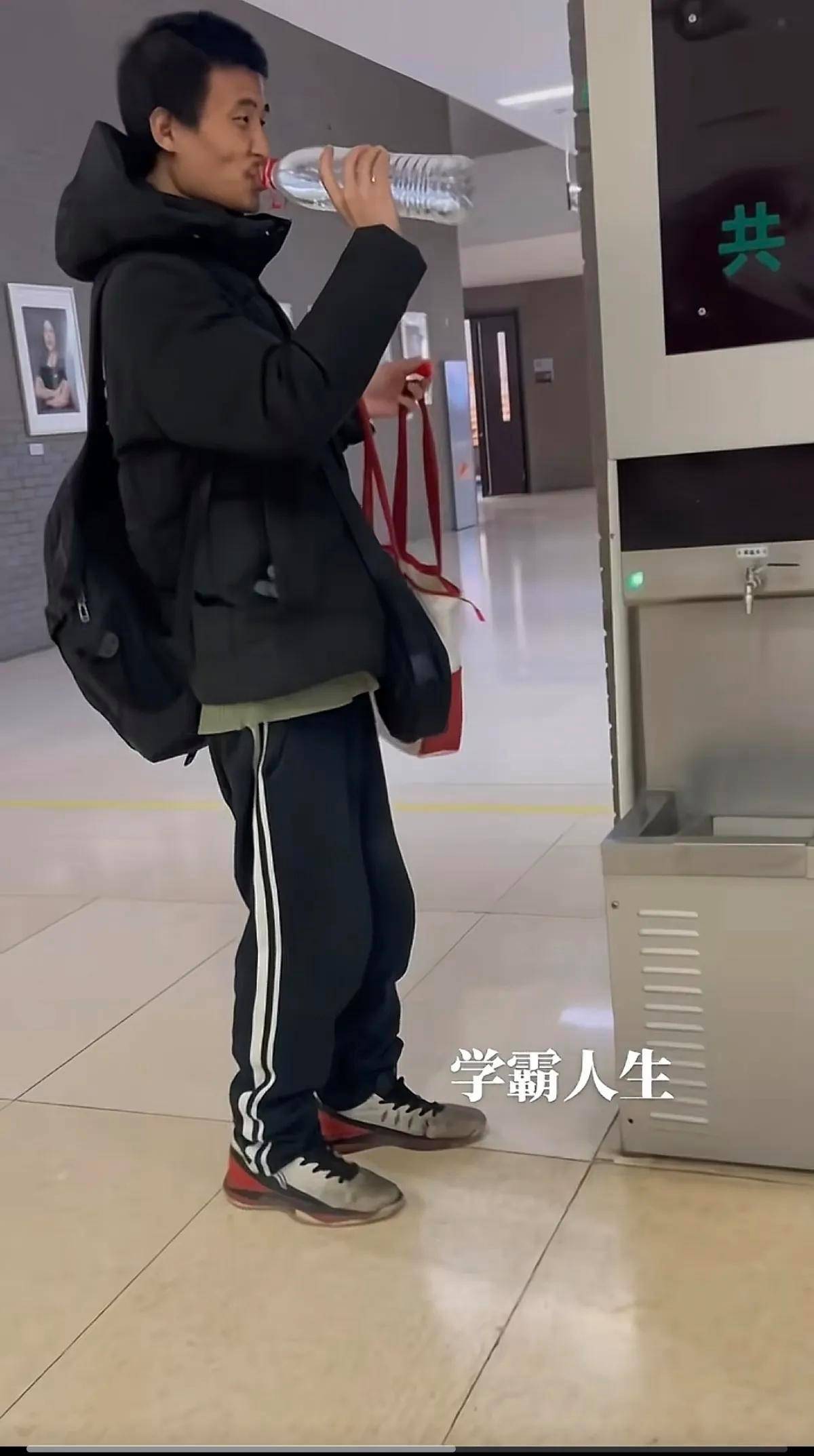 Giáo sư toán học Vi Đông Dịch bất ngờ nổi tiếng trên mạng xã hội Trung Quốc - Ảnh 8.