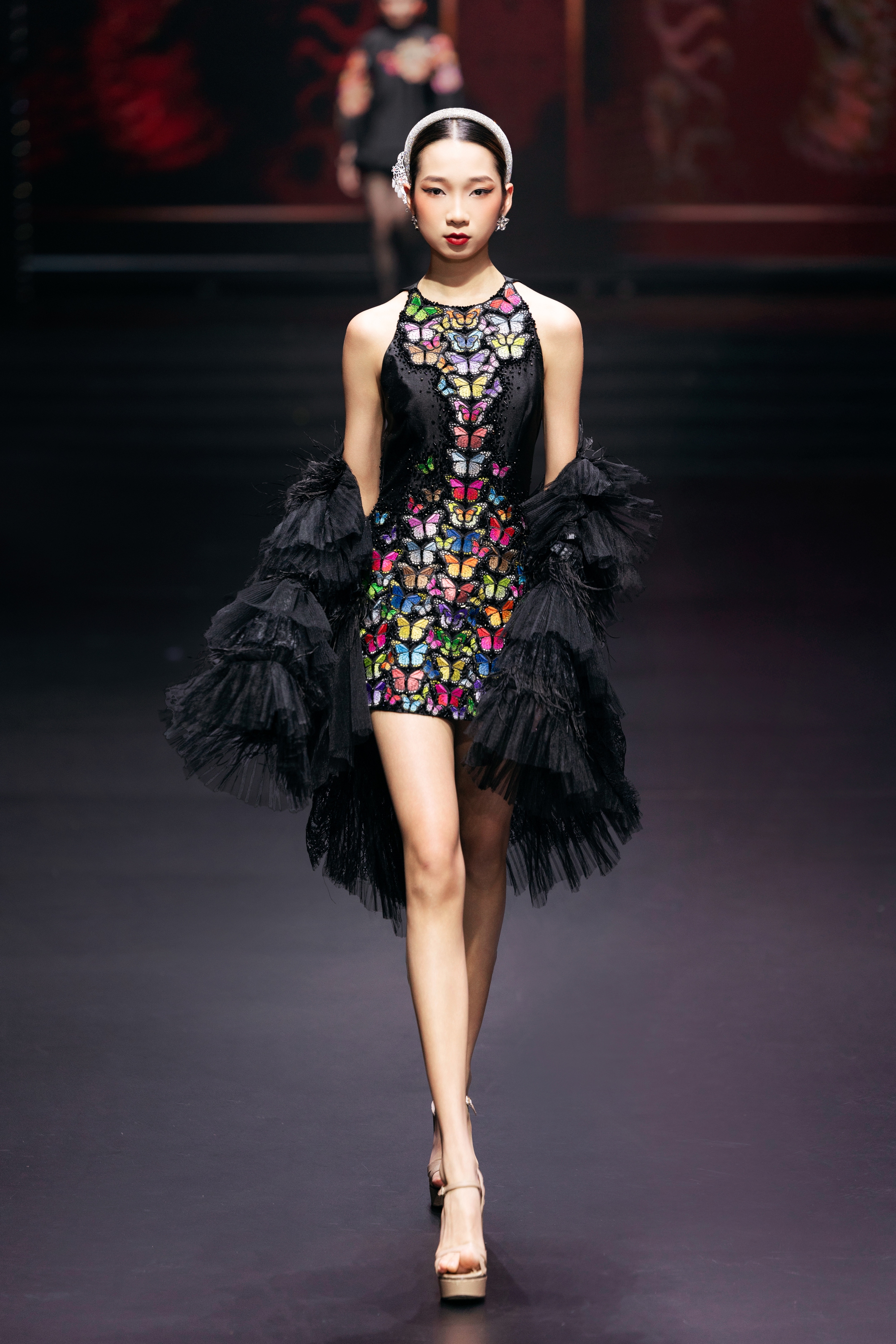 Sao mai Thu Hằng xinh đẹp nổi bật, hát mở màn show thời trang của Cao Minh Tiến- Ảnh 10. Sao mai Thu Hằng xinh đẹp nổi bật, hát mở màn show thời trang của Cao Minh Tiến- Ảnh 10.