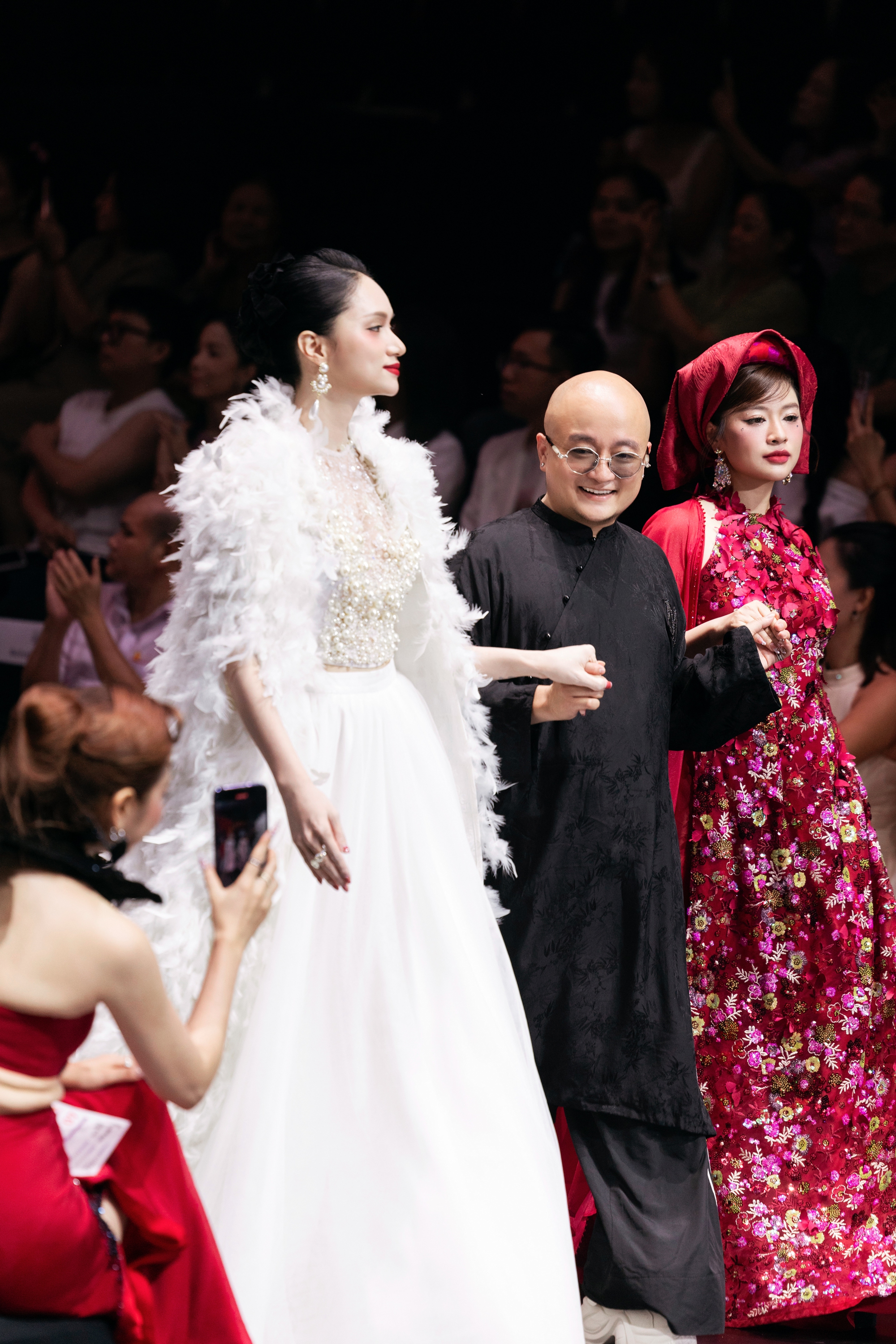 Sao mai Thu Hằng xinh đẹp nổi bật, hát mở màn show thời trang của Cao Minh Tiến- Ảnh 12. Sao mai Thu Hằng xinh đẹp nổi bật, hát mở màn show thời trang của Cao Minh Tiến- Ảnh 12.