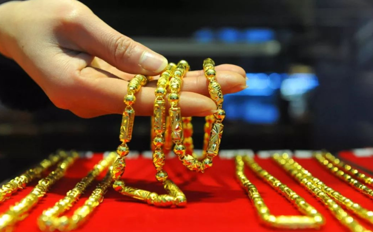 Bộ trang sức vàng giả gây bi kịch gia đình và sự thật đau lòng - Ảnh 1.