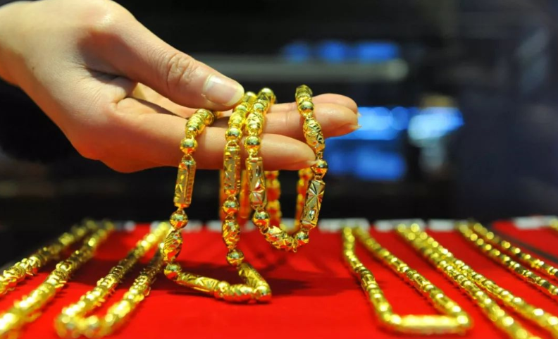 Bộ trang sức vàng giả gây bi kịch gia đình và sự thật đau lòng - Ảnh 2.