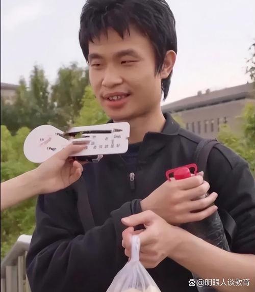 Giáo sư toán học Vi Đông Dịch bất ngờ nổi tiếng trên mạng xã hội Trung Quốc - Ảnh 5.