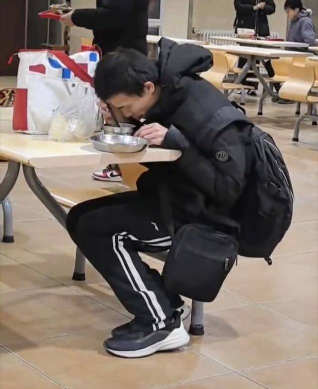 Giáo sư toán học Vi Đông Dịch bất ngờ nổi tiếng trên mạng xã hội Trung Quốc - Ảnh 7.