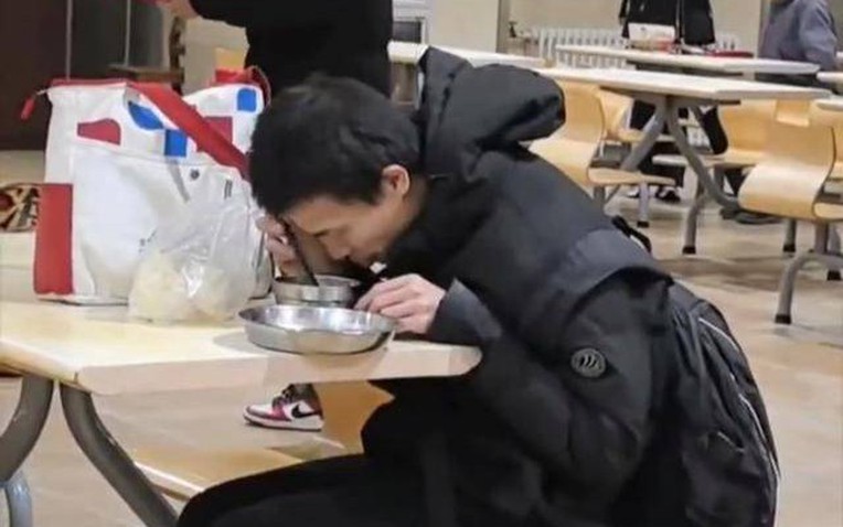 Giáo sư toán học Vi Đông Dịch bất ngờ nổi tiếng trên mạng xã hội Trung Quốc - Ảnh 1.