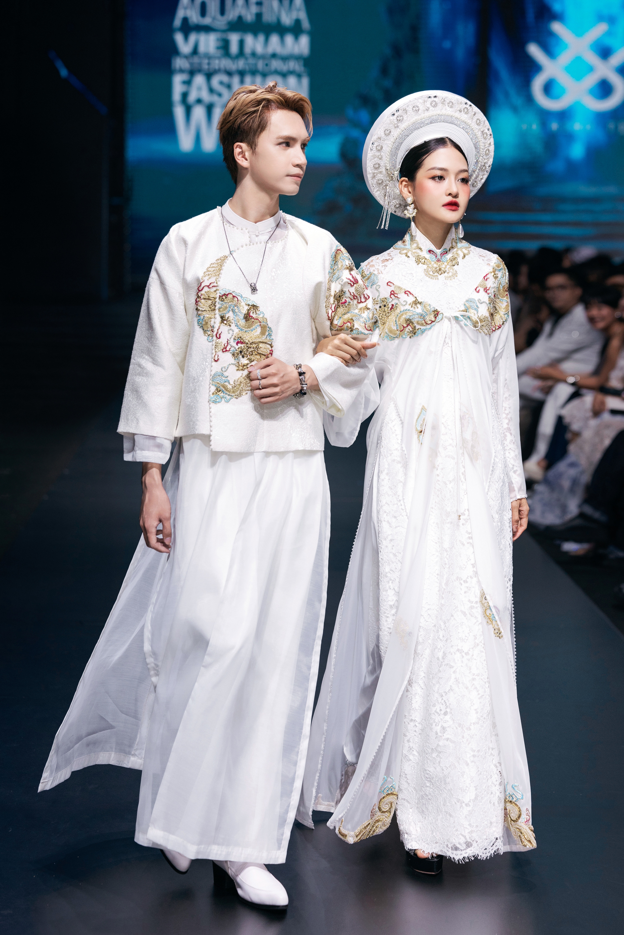 Sao mai Thu Hằng xinh đẹp nổi bật, hát mở màn show thời trang của Cao Minh Tiến- Ảnh 9. Sao mai Thu Hằng xinh đẹp nổi bật, hát mở màn show thời trang của Cao Minh Tiến- Ảnh 9.
