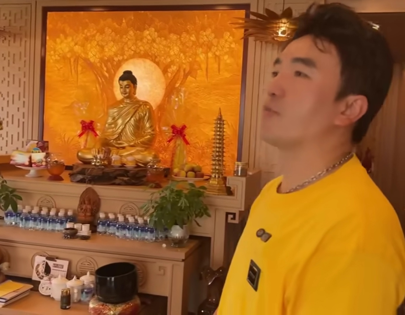 Nam ca sĩ Việt mua cả khách sạn để ở, khóa trái cửa không gặp vợ con, không điện thoại - Ảnh 2.