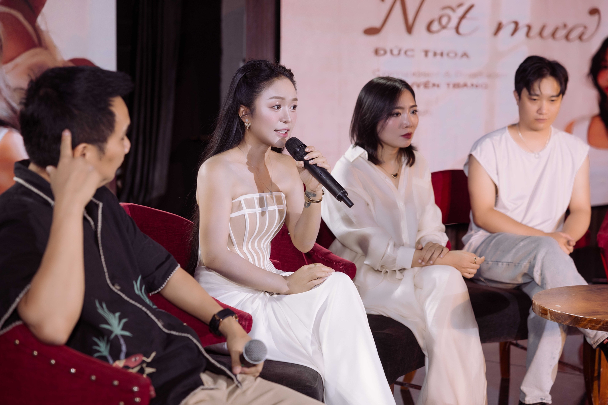 Nữ ca sĩ quê Quảng Trị nói lý do đổi nghệ danh và cái tên "hơi đàn ông"- Ảnh 3. Nữ ca sĩ quê Quảng Trị nói lý do đổi nghệ danh và cái tên "hơi đàn ông"- Ảnh 3.