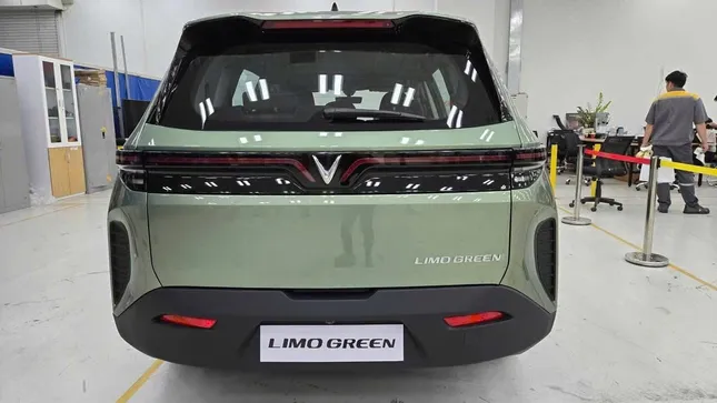 Ảnh thực tế mẫu MPV VinFast Limo Green vừa lộ diện - Ảnh 3.