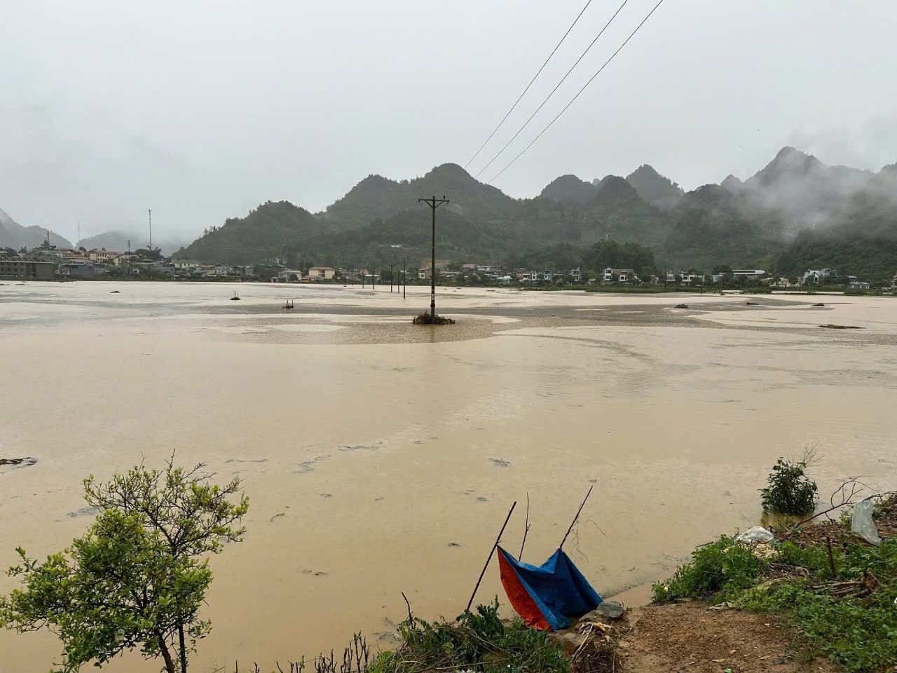 2 người chết, mất tích vì sét đánh, lũ cuốn- Ảnh 1.