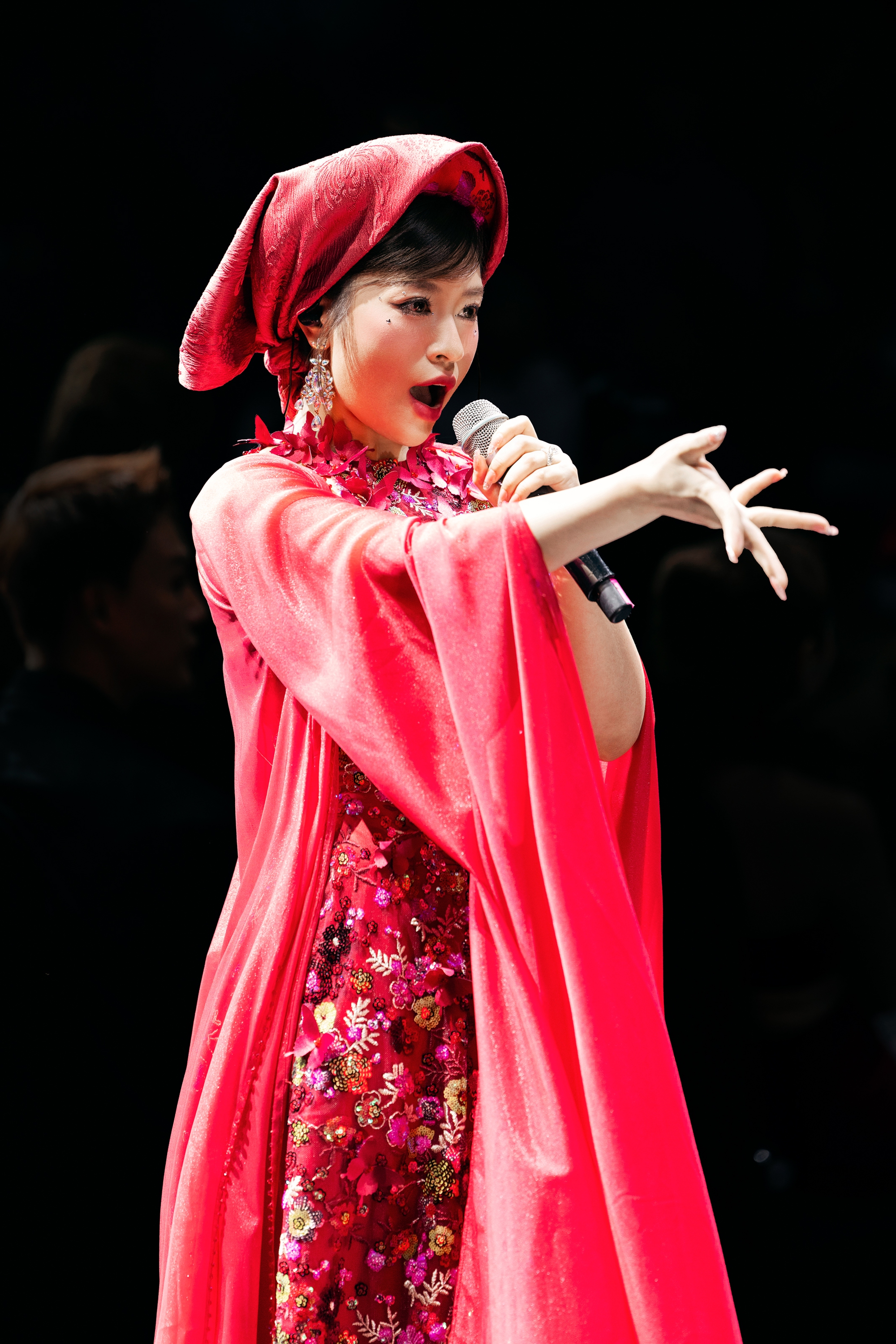 Sao mai Thu Hằng xinh đẹp nổi bật, hát mở màn show thời trang của Cao Minh Tiến- Ảnh 2. Sao mai Thu Hằng xinh đẹp nổi bật, hát mở màn show thời trang của Cao Minh Tiến- Ảnh 2.
