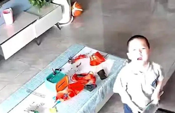 Phụ huynh bận kiếm tiền để con nhỏ ở nhà 1 mình trong tháng nghỉ hè, cảnh tượng trích từ camera khiến mẹ bật khóc- Ảnh 1. Phụ huynh bận kiếm tiền để con nhỏ ở nhà 1 mình trong tháng nghỉ hè, cảnh tượng trích từ camera khiến mẹ bật khóc- Ảnh 1.