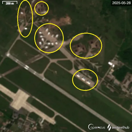 Ảnh vệ tinh tiết lộ động thái bất thường của Nga tại 14 căn cứ không quân - Ảnh 10.