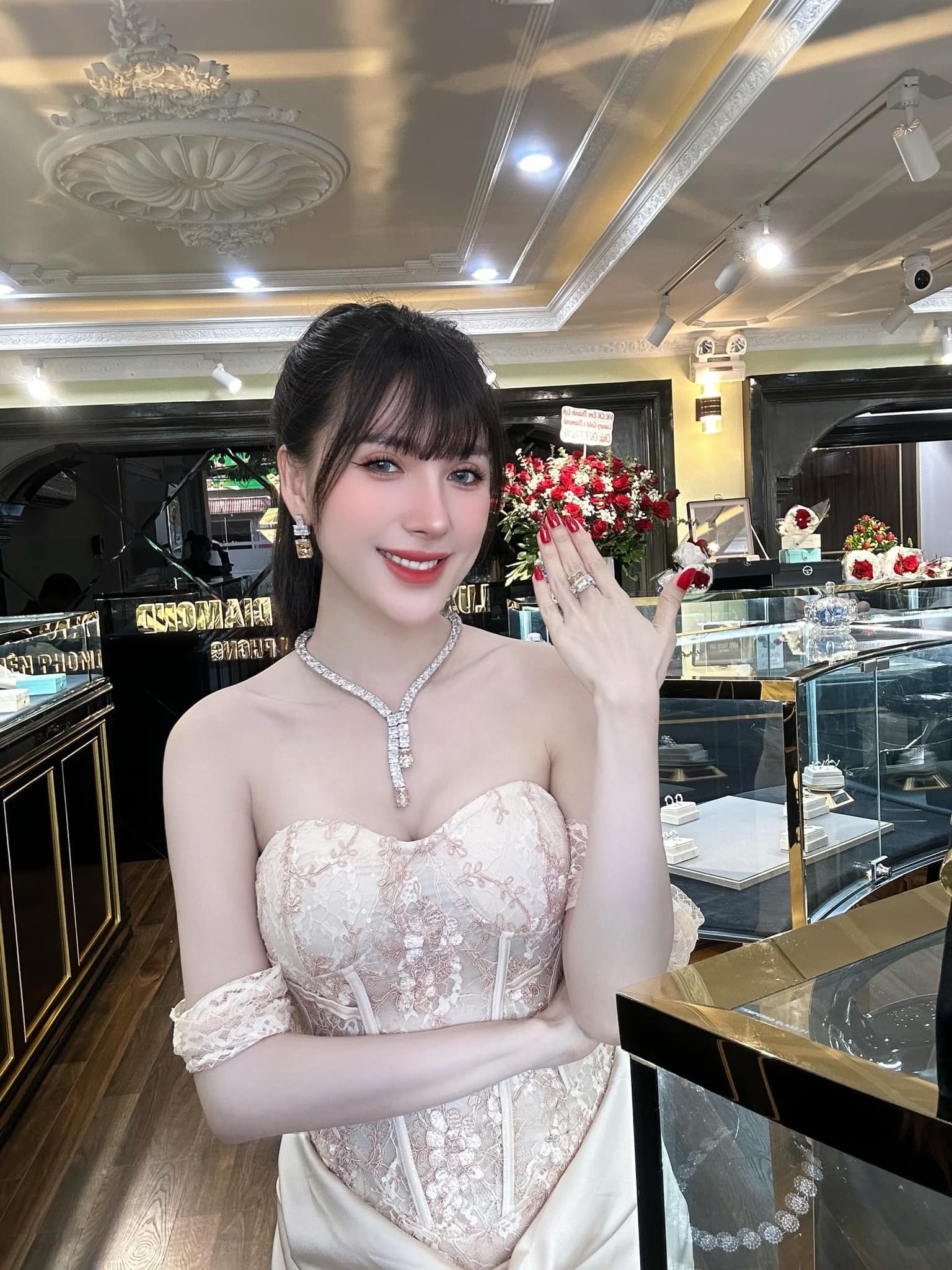“Boss giảm cân” Ngân Collagen bít đường trở lại?Bị công ty bán kim cương chấm dứt hợp đồng, Ngân Collagen bít đường quay lại?- Ảnh 1. “Boss giảm cân” Ngân Collagen bít đường trở lại?Bị công ty bán kim cương chấm dứt hợp đồng, Ngân Collagen bít đường quay lại?- Ảnh 1.