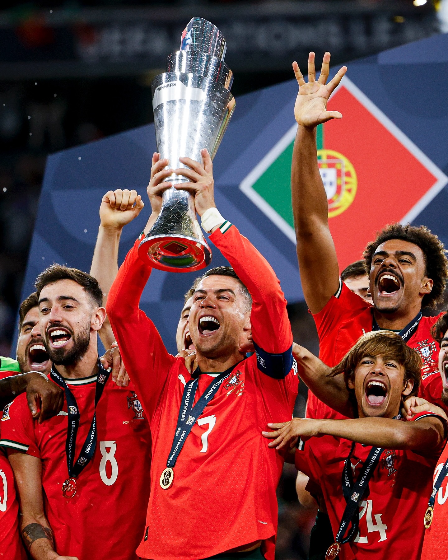 Có ai từng khóc lúc 2 giờ sáng vì Ronaldo, 23 năm trọn tình với Bồ Đào Nha, ta cũng lớn lên như thế!- Ảnh 1.