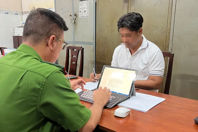 Danh tính người đàn ông chặn ô tô công nghệ ở TPHCM và hành động đập phá - Ảnh 1.