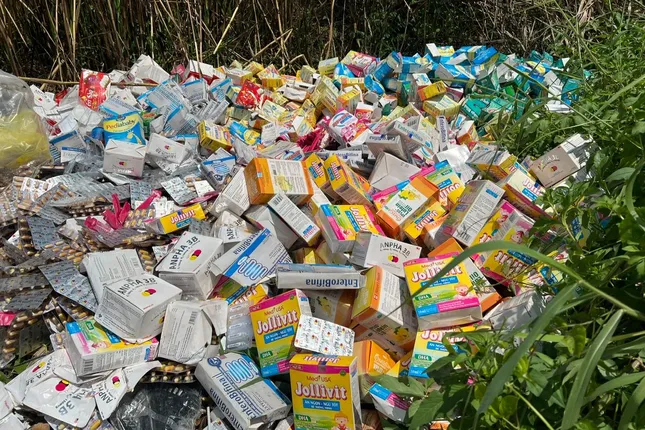 Vụ thực phẩm chức năng chất thành đống ở vùng ven TP.HCM gây sốc: Lộ diện người vứt - Ảnh 1.