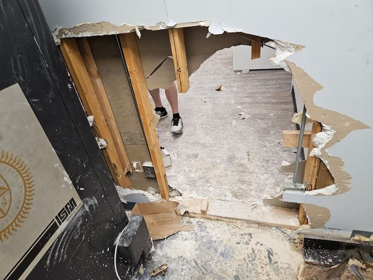 Đột nhập két sắt, trộm cuỗm trang sức trị giá 1,3 triệu USD - Ảnh 2.