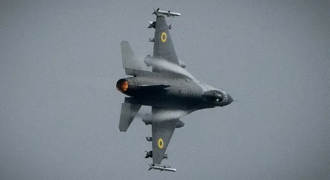Ukraine bắn rơi chiến đấu cơ Su-35 của Nga bằng tiêm kích F-16 - Ảnh 1.
