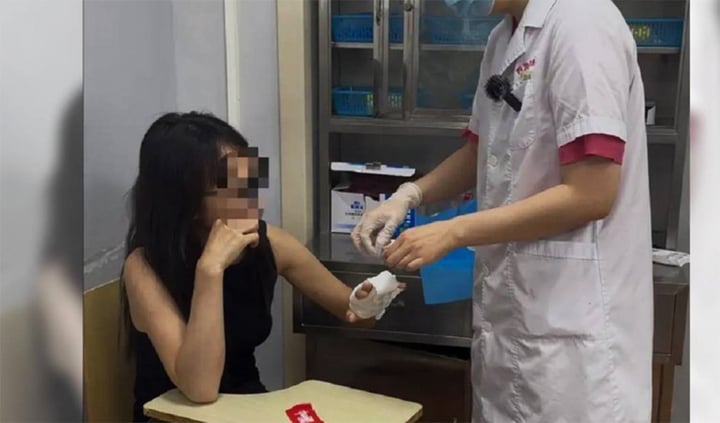 Bị gãy ngón tay do kẹp cửa vì sơn móng tay quá dày - Ảnh 1.