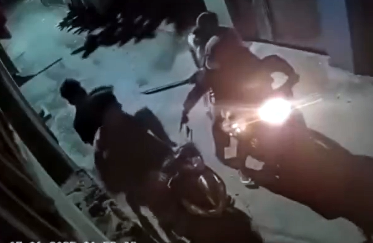 Hai nam thanh niên bị truy đuổi, đe dọa cướp tài sản- Ảnh 1.