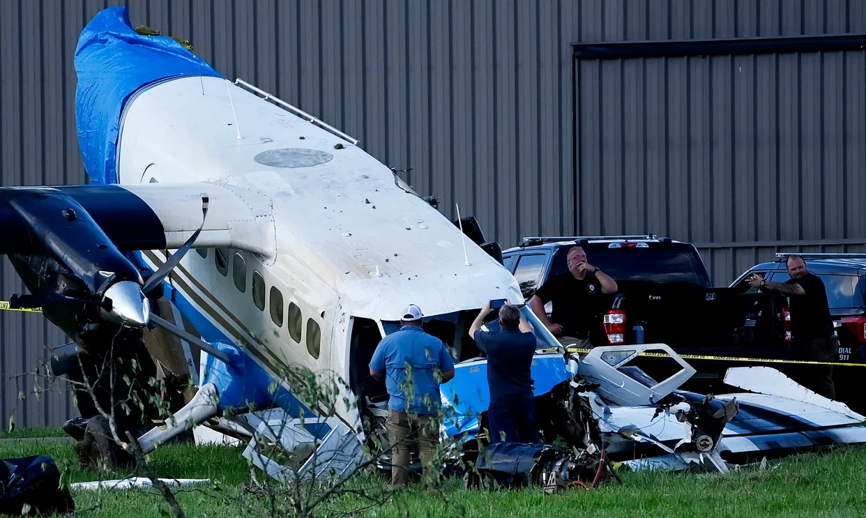 Mỹ: Máy bay chở 20 người bị rơi, gãy đuôi và cánh - Ảnh 1.