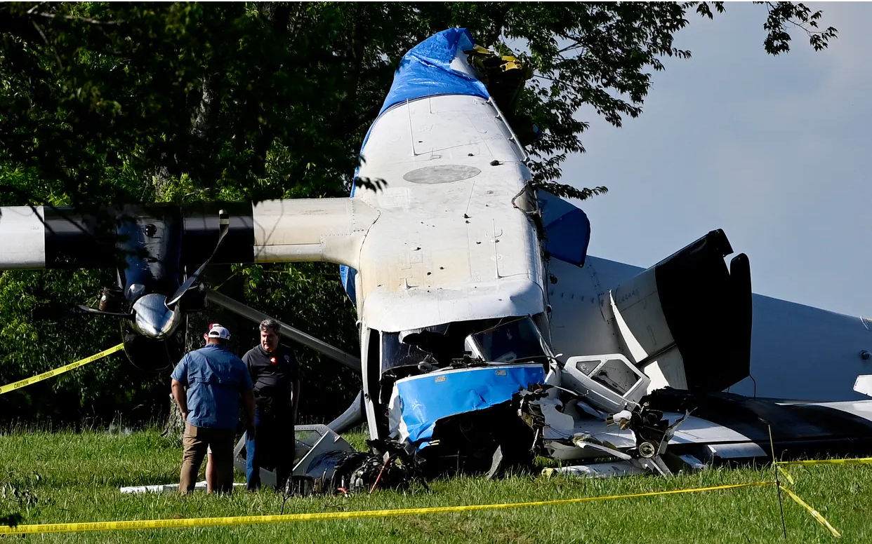 Mỹ: Máy bay chở 20 người bị rơi, gãy đuôi và cánh- Ảnh 2.