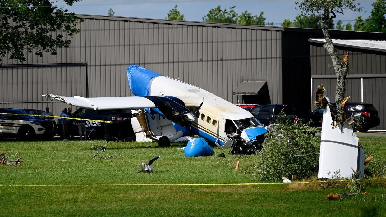 Mỹ: Máy bay chở 20 người bị rơi, gãy đuôi và cánh- Ảnh 3.