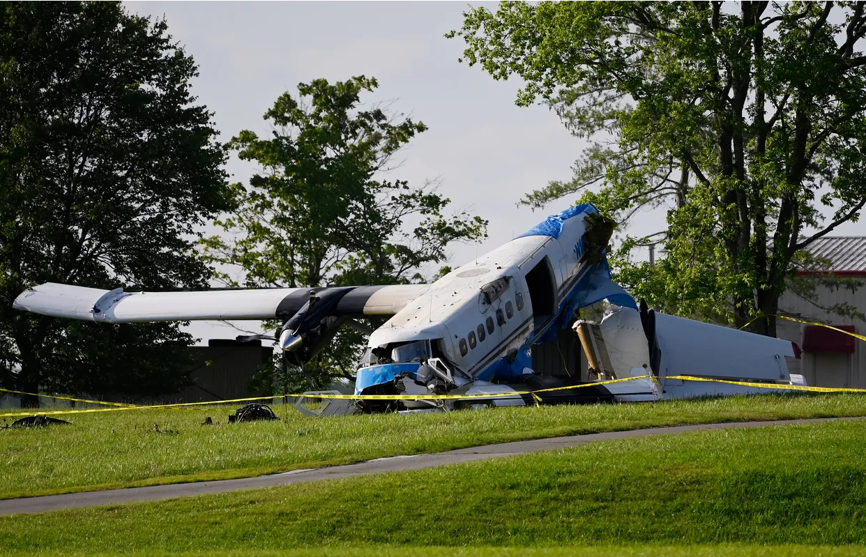 Mỹ: Máy bay chở 20 người bị rơi, gãy đuôi và cánh- Ảnh 4.